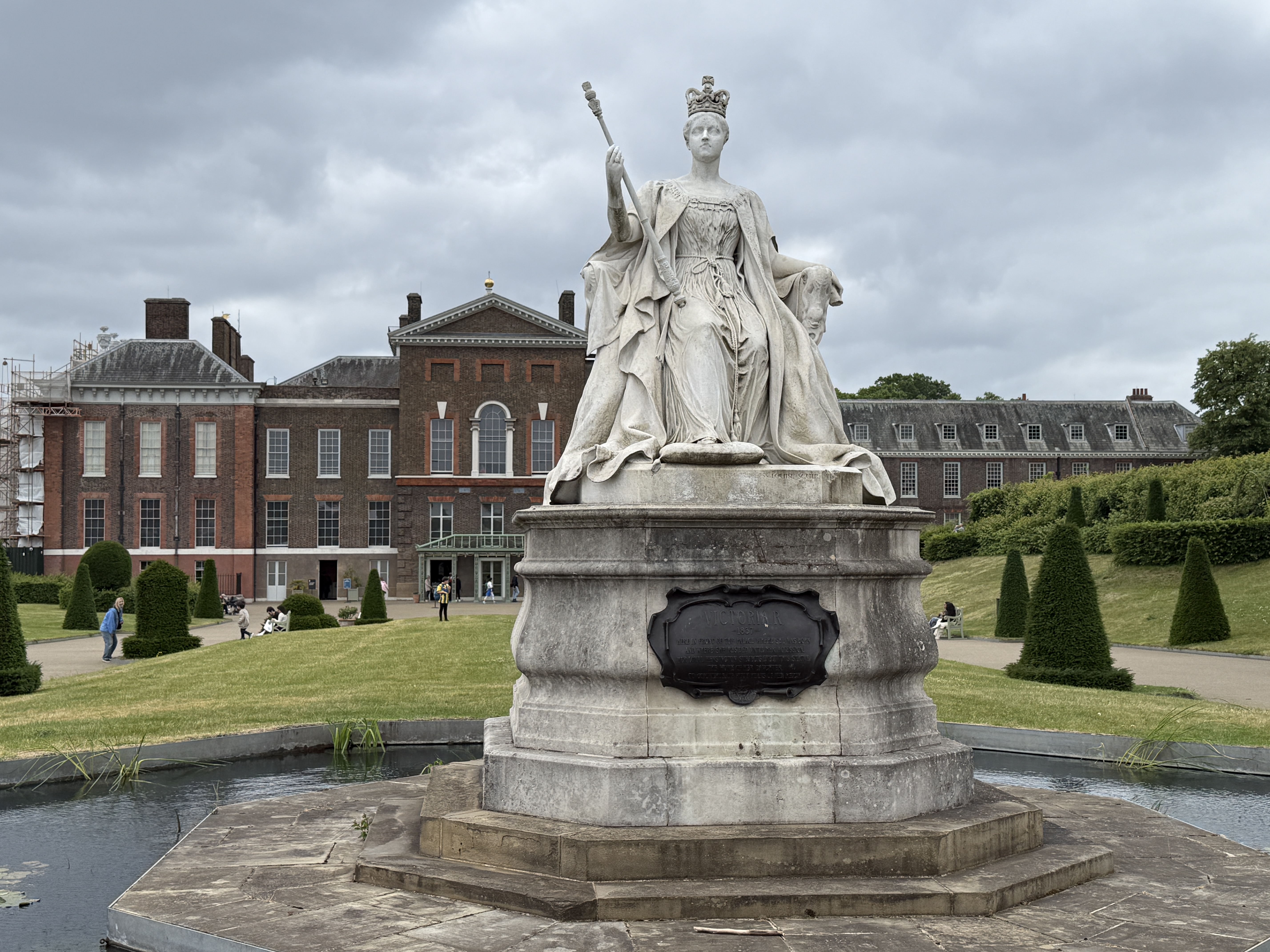 Queen Victoia statue at Kensington Palace